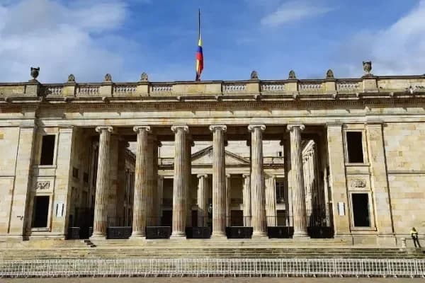 Alerta fiscal: una de cada tres leyes en Colombia se aprueba sin saber cuánto cuesta